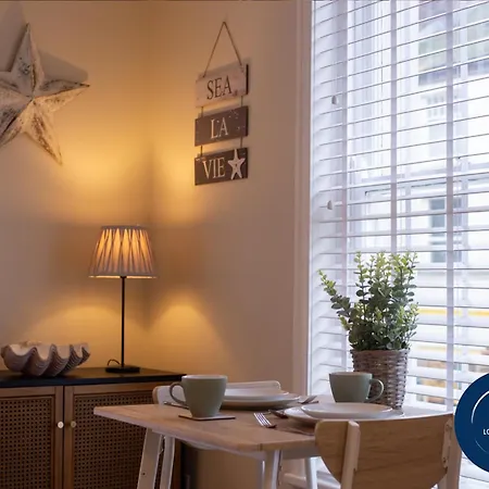 1 The Bookies Modern Apartment, Location Скарборо